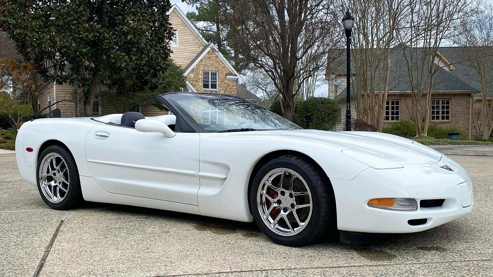 Corvette Generations/C5/C5 2000 White Right.webp